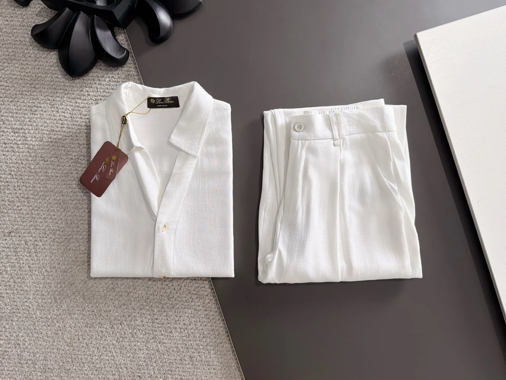 Next day shipment LP high quality Loro Piana 26ss autumn and winter New Arrival linen shirt set Made of one-on-one combed cotton yarn knitted linen fabrics, no pressure in and out of the counter Exclusive control of raw materials It feels substantial when weighed, and the upper body is more textured than ordinary T-shirts. This texture can cope with the weather easily and is suitable for both hot and cold! Loose fit design, looks noble. The only correct version is available Size: M to XXXL